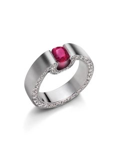 Anello in oro bianco tit. 750/000 con rubino taglio Ovale, per ct. 1,09 e diamanti  taglio brillante, per ct. 0,72